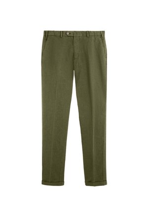 Pantalones casual para hombre en verde oliva con trabillas para cinturón, cierre frontal con botón y cremallera, bolsillos laterales y bajos con puños.