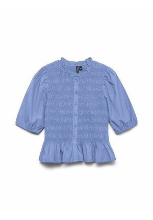 Blusa azzurra chiara con texture plissettata, scollatura rotonda, maniche a tre quarti a sbuffo e orlo svasato, con chiusura a bottoni sul davanti.
