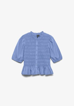 Blouse bleu clair avec texture froncée, col rond, manches bouffantes trois-quarts et ourlet évasé, présentant une fermeture à boutons à l'avant.