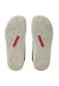 Zielone obuwie z białą teksturowaną podeszwą i szczegółowym wzorem przyczepności. Logo "reima" w kolorze czerwonym na każdej podeszwie. Brak widocznych sznurówek lub zapięć.