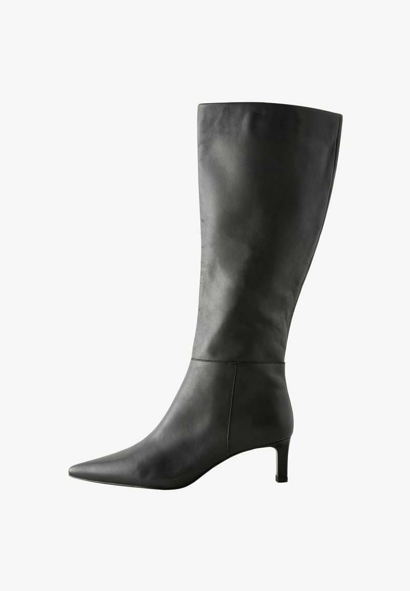 Stivale nero in pelle fino al ginocchio con punta affusolata, finitura liscia e tacco basso e stabile. Presenta un design slim e aderente.