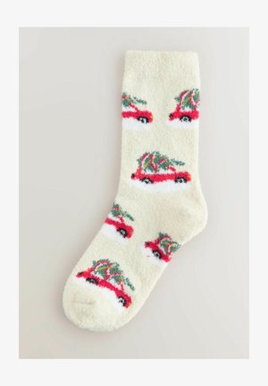 Kohmakad kreemilised sokid, millel on korduvad punase auto ja rohelise puu mustrid. Pehme tekstuur, ümar varvas ja kontrastne valge detail.