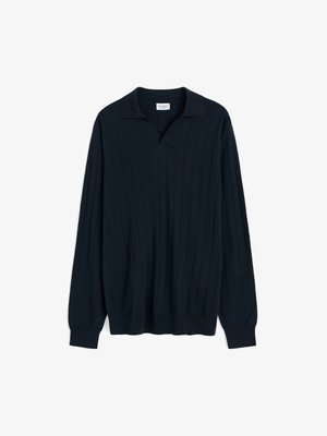 Laivastonsininen pitkähihaisen neulepusero, jossa on kaulus ja hienovarainen pystyribsikuvio, pieni V-kaula-aukko.