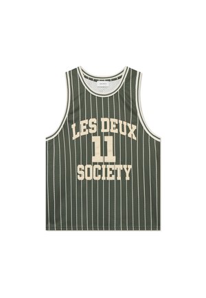 Maiou de baschet verde ușor, cu dungi verticale albe, având inscripția "LES DEUX 11 SOCIETY" imprimată pe față cu litere îndrăznețe.