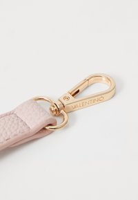 Pulseira de couro texturizado rosa com um fecho de metal dourado. O fecho apresenta um logótipo gravado e um mecanismo de bloqueio seguro.