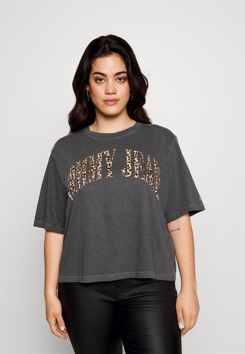 Tommy Jeans Curve TJW CRV CLS LEO TShirt print new charcoal