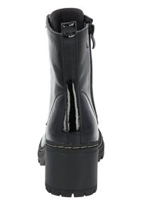 Botas de tobillo de charol negro con puntera redonda, tacón texturizado, cremallera lateral y detalle de costura blanca en la suela.