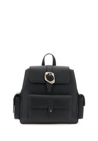 Musta nahkareppu, jossa on etuflappi soljella, iso etutasku, sivutaskut ja yläkahva valkoista taustaa vasten.