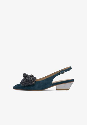 Suède slingback lage hak schoen in donker teal met spitse neus en grote strik versierd met kralen aan de voorkant.