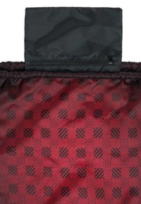 Skládací taška s černým zipem na vrchu. Vnitřek je vyroben z červené látky s černým geometrickým vzorem čtverců a pruhů. Měkká textura.