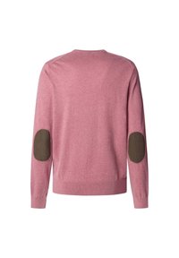 Maglione rosa chiaro con maniche lunghe, scollatura tonda e toppe sui gomiti marroni scuri. Texture morbida e polsini e orlo a coste.