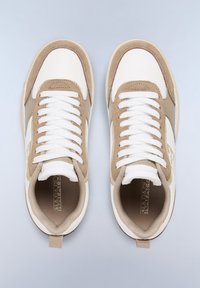 Sneakers con una toma in pelle bianca e suede beige, lacci bianchi, punta tonda e un linguetta sul tallone. Fodera interna testurizzata.
