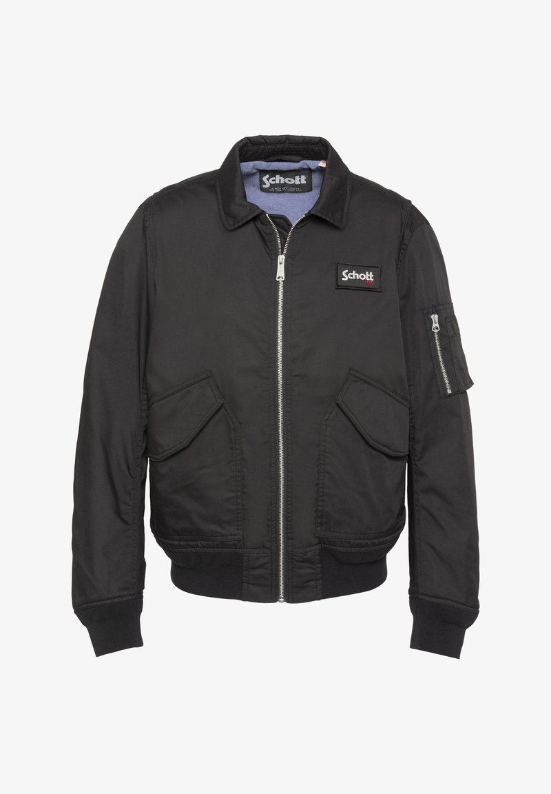 Blouson aviateur noir à fermeture éclair avec deux poches avant à rabat, une poche zippée sur la manche, des poignets et un ourlet côtelés, ainsi que des écussons du logo Schott sur la poitrine et à l'intérieur du col.