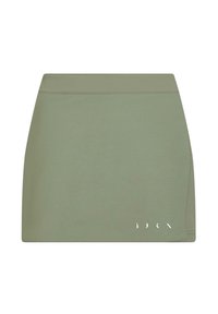 Groene korte rok van gladde stof, met een aansluitend ontwerp, een subtiele zoom en kleine witte logo-accenten aan de onderkant.