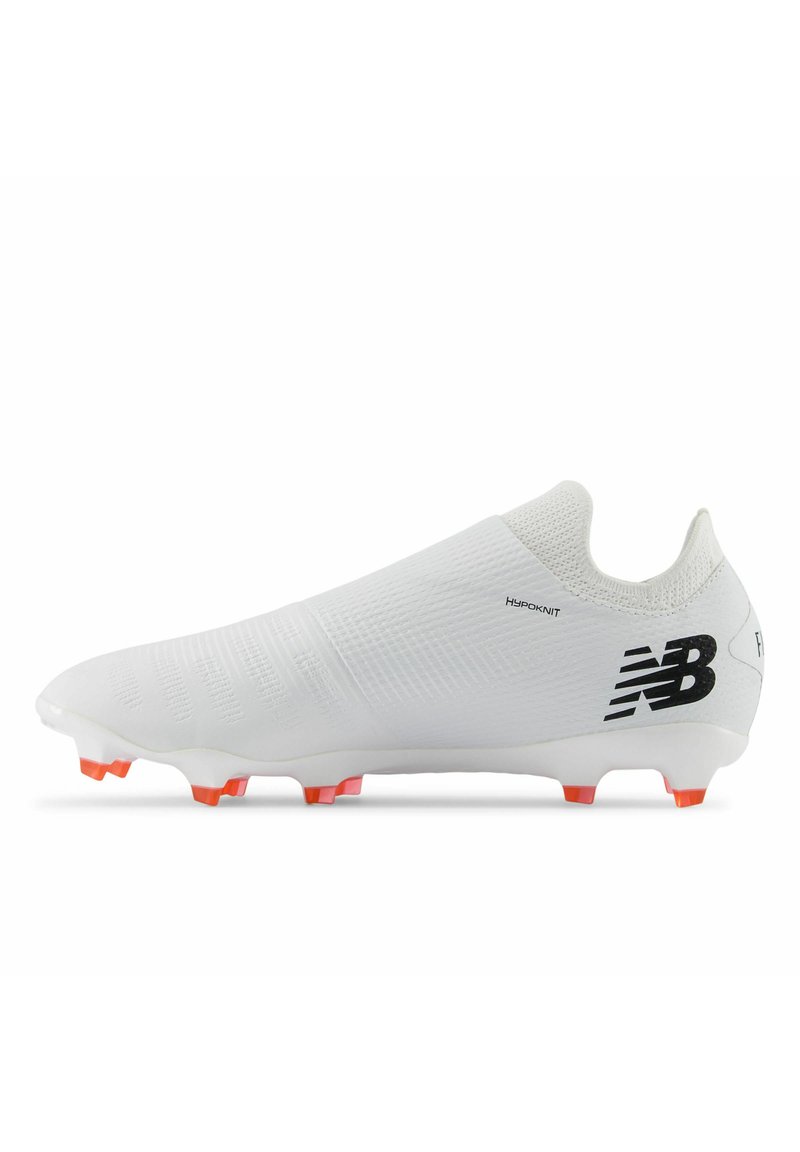 Crampon de football blanc avec un dessus texturé, logo New Balance en noir, et crampons orange vif sur une semelle blanche.