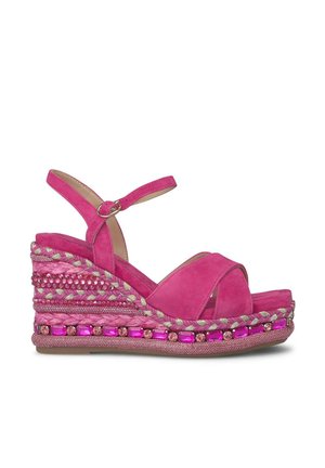 Sandali con zeppa in suede rosa, caratterizzati da cinturini incrociati, dettagli decorativi in treccia, elementi di perline e una suola a piattaforma testurizzata.