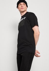 adidas Originals Marškinėliai su spaudiniu - black