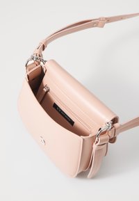 Armani Exchange BORSA TRACOLLA - Borsa a mano - milk punch