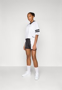 Champion SPORT HERITAGE V NECK - Marškinėliai su spaudiniu - white/black