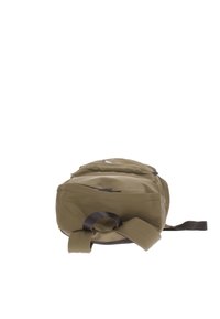 Mochila verde oliva con un tejido suave e impermeable, que cuenta con dos compartimentos con cremallera y correas ajustables para un transporte seguro.