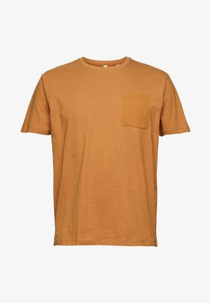 T-shirt marron à manches courtes et col rond, avec une poche poitrine gauche, en tissu doux.