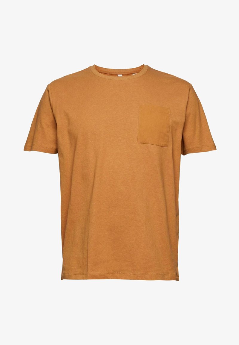 T-shirt marron à manches courtes et col rond, avec une poche poitrine gauche, en tissu doux.