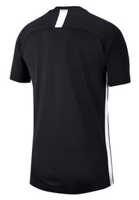 Camiseta deportiva negra de manga corta, con un tejido texturizado, detalles blancos en los laterales y una franja vertical en la parte trasera.