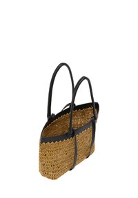 Geflochtene Strohtasche mit schwarzen Lederelementen. Bietet eine rechteckige Form, doppelte Griffe und gewellte Kanten. Strukturmaterial aus natürlichen Fasern.