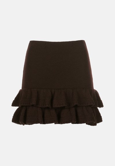 Gestrickter dunkelbrauner Rock mit einer taillierten Taille und einem voluminösen, gestuften Saum, der Textur und Struktur betont.