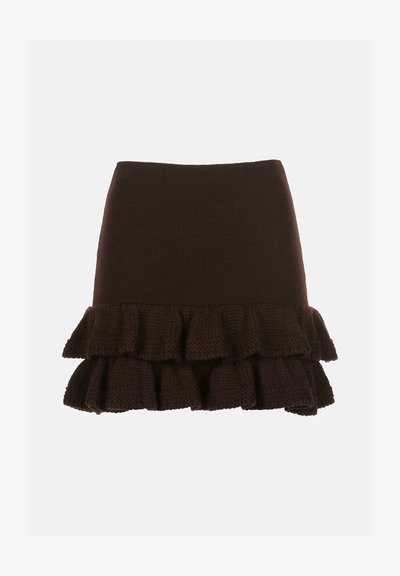 Kötött sötétbarna szoknya, amely testhezálló derékrésszel és fodros, rétegezett szegéllyel rendelkezik, kiemelve a textúrát és a struktúrát.