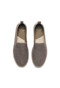 Bottines marron en toile tissée, avec une surface texturée et des coutures blanches contrastantes, dotées d'une semelle intérieure beige et d'une boucle au talon pour un enfilage facile.