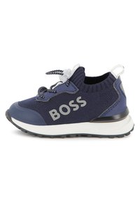 Plave pletene atletske tenisice s gumenim potplatom, uz srebrni logo "BOSS", elastičnim vezicama i trakicom za povlačenje na peti za lakše obuvanje.