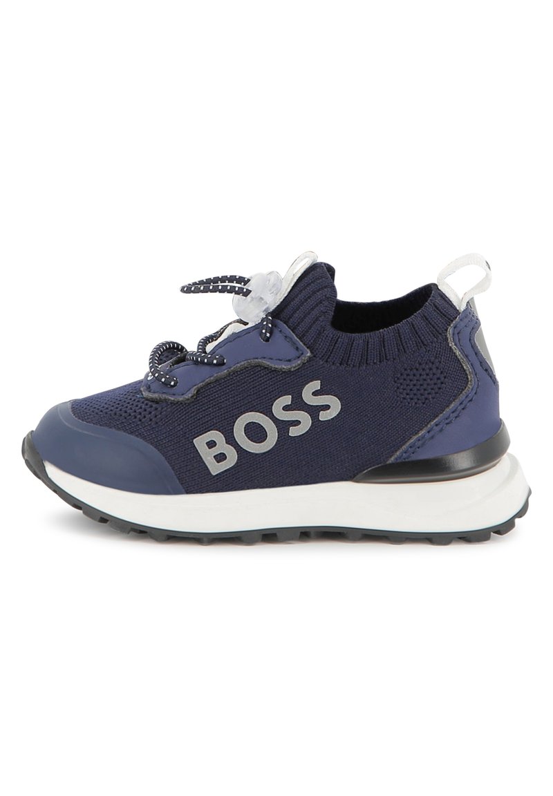 Plave pletene atletske tenisice s gumenim potplatom, uz srebrni logo "BOSS", elastičnim vezicama i trakicom za povlačenje na peti za lakše obuvanje.