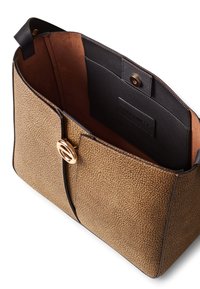 Sac fourre-tout marron texturé avec un intérieur noir lisse. Il dispose d'un fermoir circulaire en ton doré et de plusieurs compartiments pour le rangement.