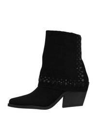 Botas de tobillo de ante negro con punta afilada, detalles decorativos de tachuelas en el puño y un diseño de tacón grueso.