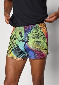 Herren-Badeshorts mit einem mehrfarbigen abstrakten Muster aus geometrischen Formen und wellenförmigen Texturen. Elastischer Bund, mittellange Beinlänge.