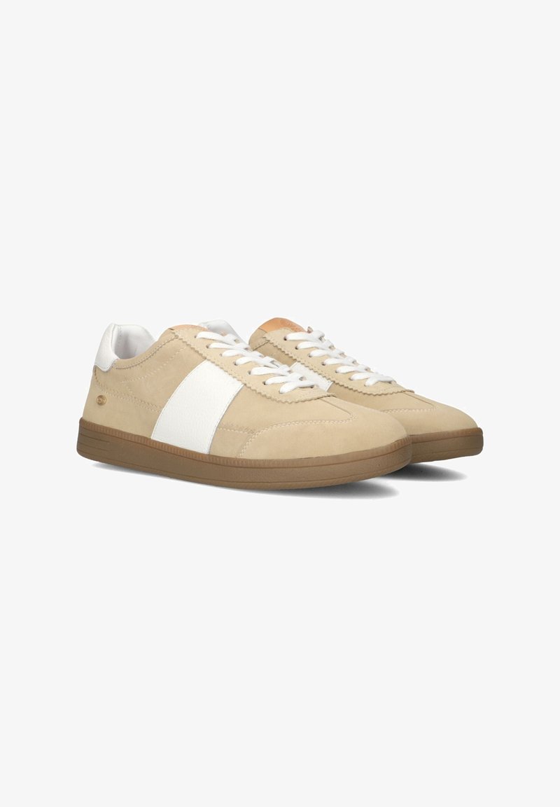 Beige suède sneakers met een witte leren streep, witte veters en een rubberen zool met een gestructureerd patroon.