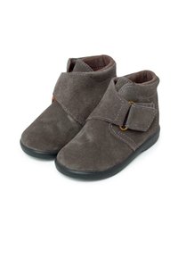 Stivaletti in suede grigi con cinturino in velcro, punta rotonda, texture morbida e suola leggera in gomma nera.