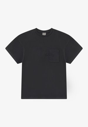 Schwarzes Baumwoll-T-Shirt mit kurzen Ärmeln, Rundhalsausschnitt und einer linken Brusttasche mit einem dezenten, geprägten Design. Weicher Stoff, lockere Passform.