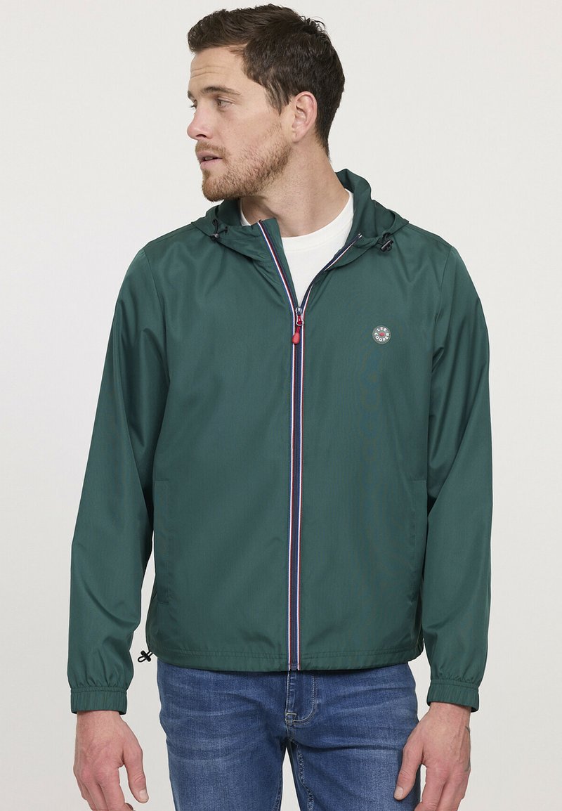 Grüne, leichte Jacke mit Kapuze, mit einem Reißverschluss vorne und kontrastierenden blauen und roten Streifen. Glatte Textur, lässige Passform.