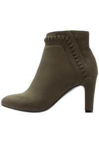 Zelená semišová kotníková bota s špičatou špičkou a nenápadným podpatkem. Po straně jsou texturované detaily pro zvýraznění vzhledu. Celkově hladký povrch.