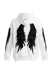 Sudadera blanca con capucha que presenta alas bordadas en negro en las mangas, con detalles texturizados y acentos de hilo en contraste. Confeccionada en una tela suave.