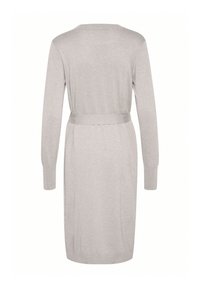 Robe tricotée gris clair avec des manches longues, un col rond et une ceinture assortie à la taille. Texture lisse, design à longueur genou.