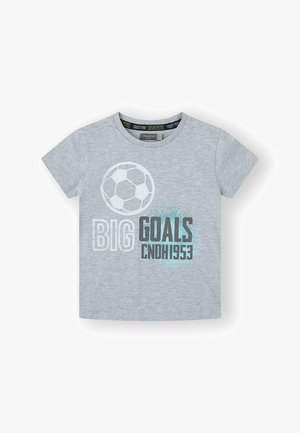 Camiseta de algodón gris con cuello redondo, mangas cortas y un diseño gráfico de un balón de fútbol con el texto "GRANDES OBJETIVOS CNDH1953" en colores contrastantes.