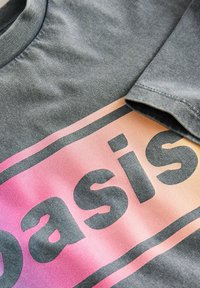 Graues Baumwoll-T-Shirt mit kurzen Ärmeln, das ein Farbverlaufdesign von Pink zu Orange zeigt, und mit fettem schwarzen Text mit der Aufschrift "basis."