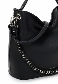 Czarna skórzana torebka o teksturowanym wykończeniu, z łańcuszkiem i metalowymi ozdobami. Pojedynczy pasek przymocowany. Zaokrąglony, luźny kształt.