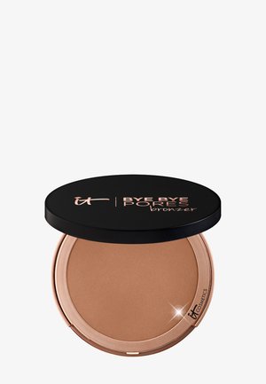 Bronzer compact avec poudre mate marron, couvercle noir portant l'inscription "Bye Bye Pores bronzer" de IT Cosmetics.