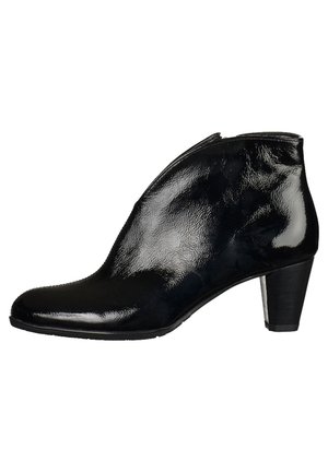 Bottine en cuir verni noir avec bout pointu et talon empilé de hauteur moyenne, ouverture latérale sans attaches visibles.