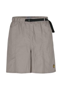 Graue Shorts aus leichtem Gewebe mit einem elastischen Bund und einem schwarzen Gürtel, sowie einem gelben Logo-Akzent an der Unterseite.
