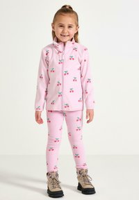 Lyserød fleecejakke og matchende leggings med kirsebærprint, der har lynlås foran og er prydet med farverige kirsebærmotiver.